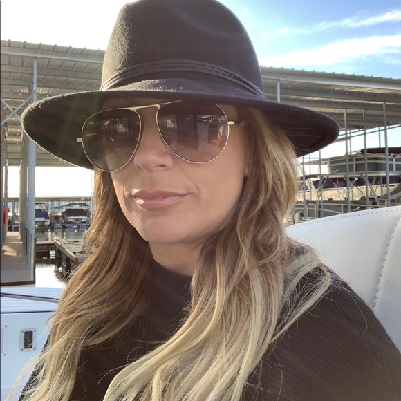 Meet your Posher, Kelli - Picture 3 of 5